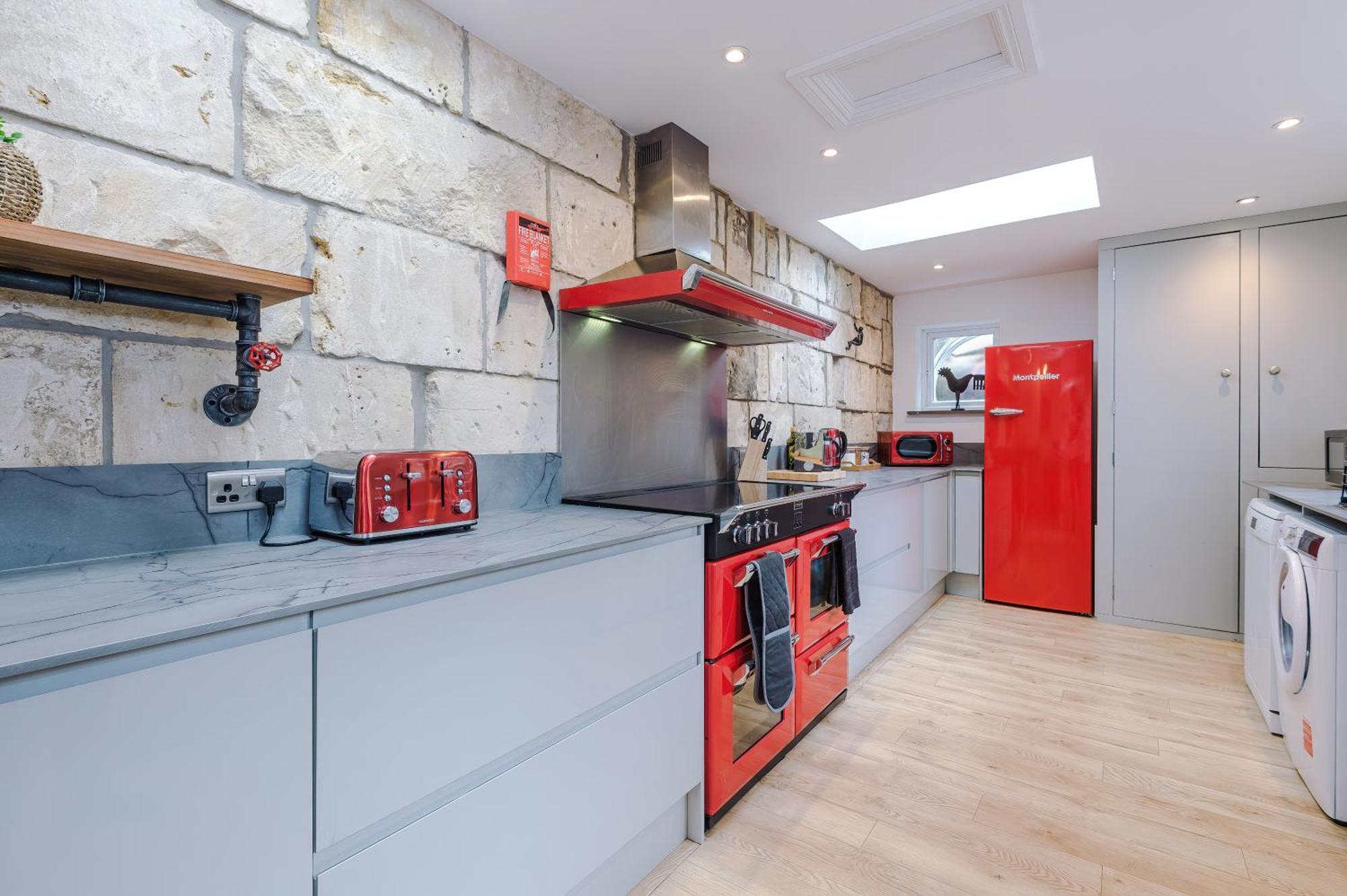 Incredible - Five Bedroom - 7 Actual Beds - 6 Bathroom House By Purestay - Central Bath With Parking Bagian luar foto