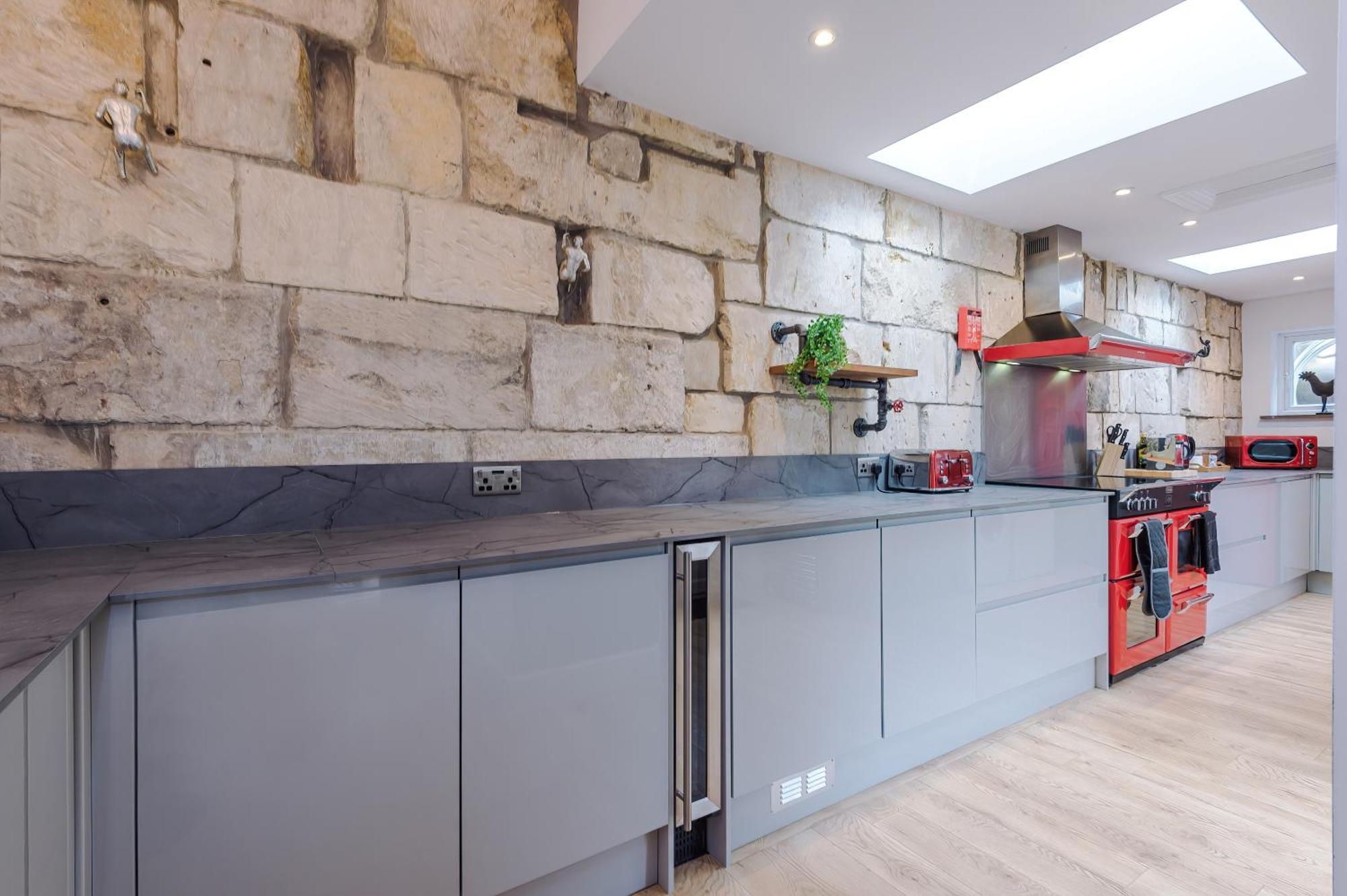 Incredible - Five Bedroom - 7 Actual Beds - 6 Bathroom House By Purestay - Central Bath With Parking Bagian luar foto