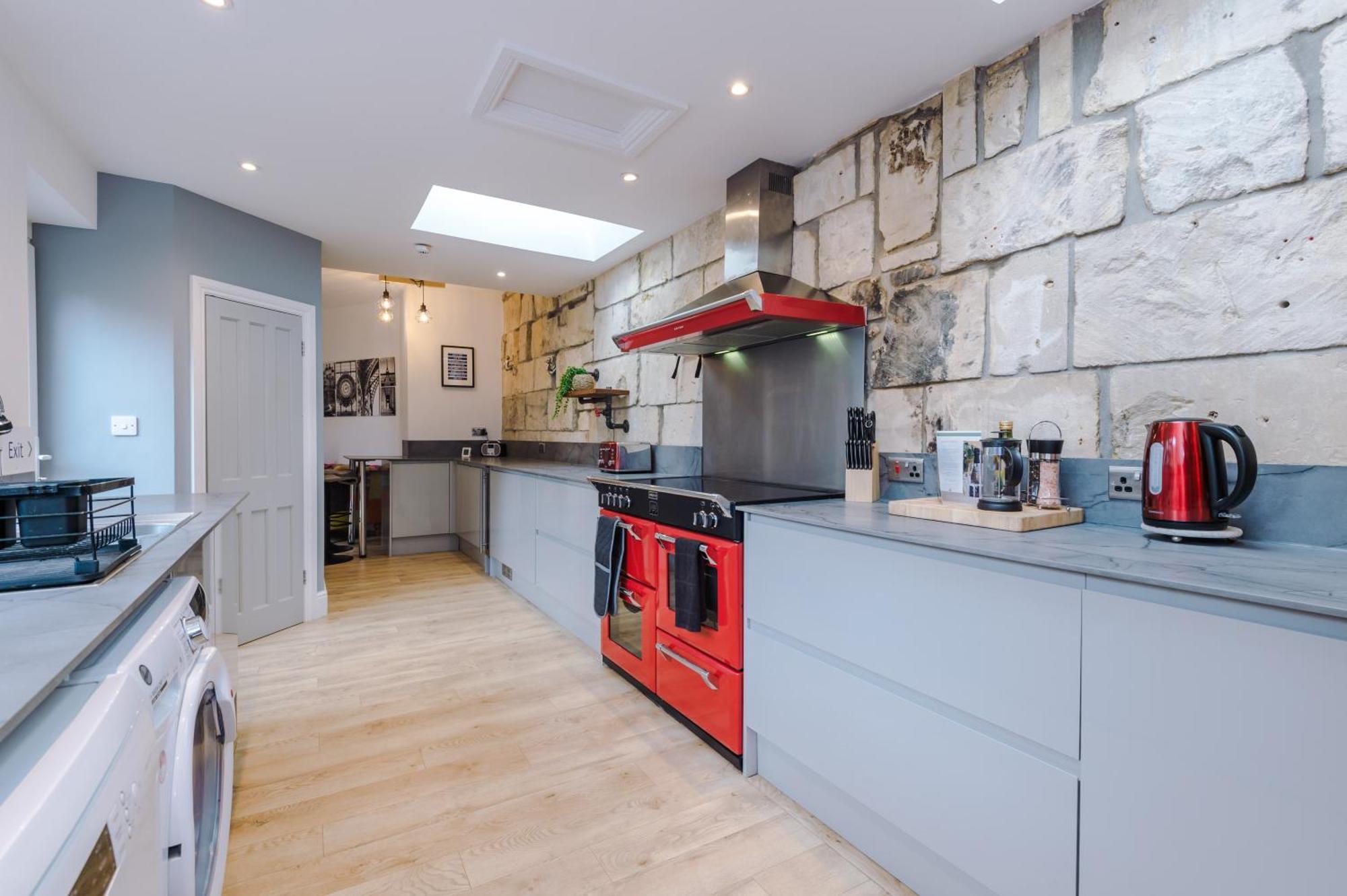 Incredible - Five Bedroom - 7 Actual Beds - 6 Bathroom House By Purestay - Central Bath With Parking Bagian luar foto