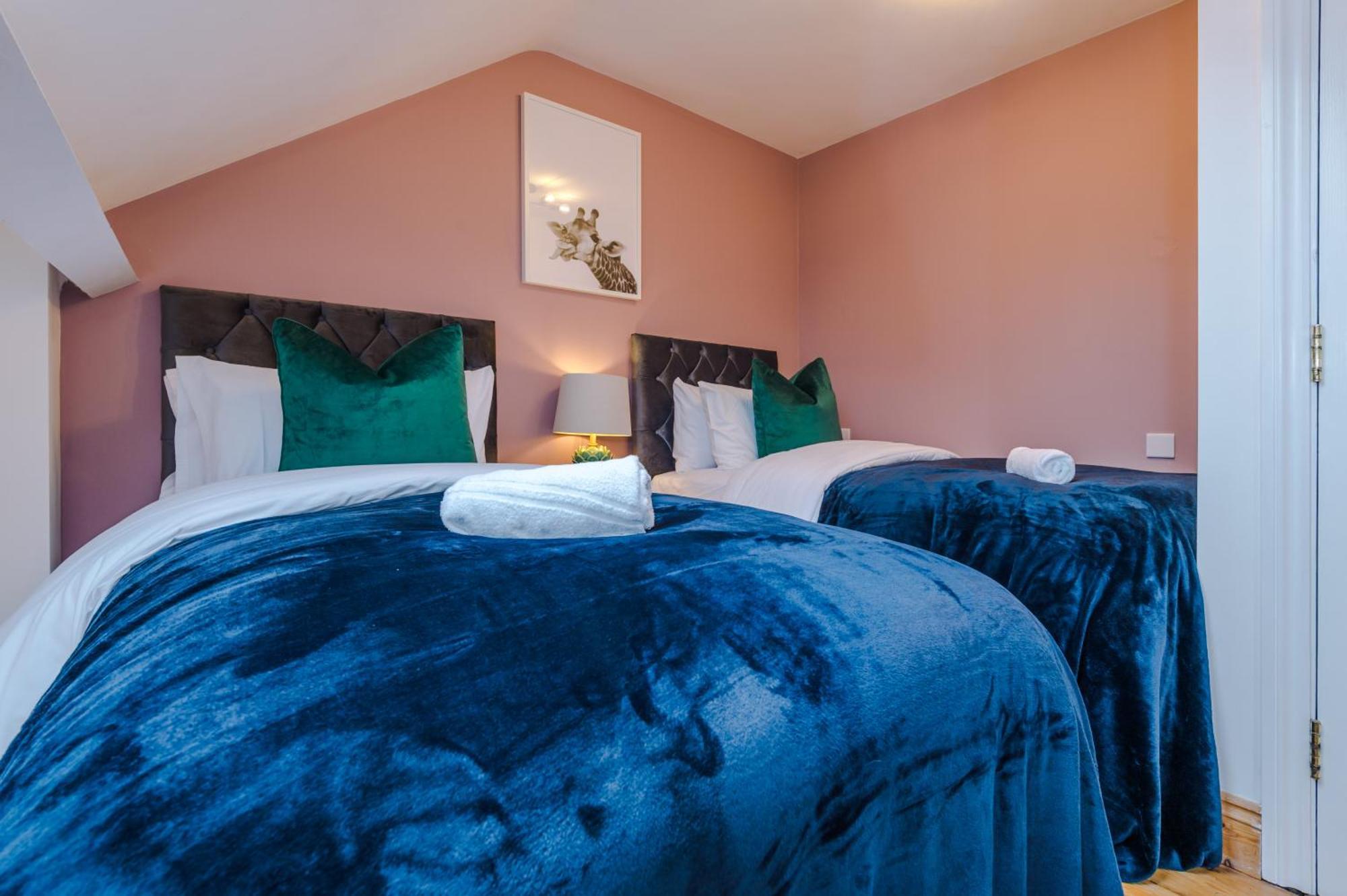 Incredible - Five Bedroom - 7 Actual Beds - 6 Bathroom House By Purestay - Central Bath With Parking Bagian luar foto
