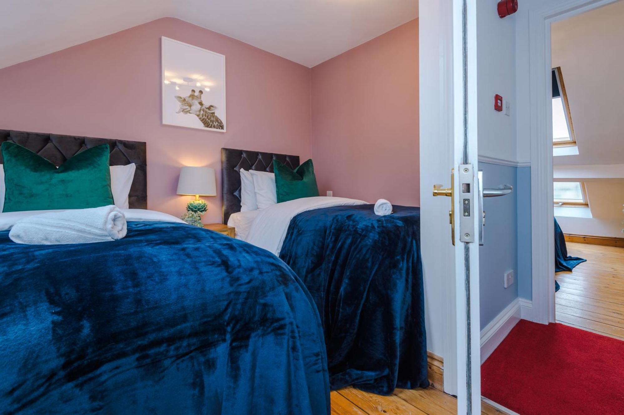 Incredible - Five Bedroom - 7 Actual Beds - 6 Bathroom House By Purestay - Central Bath With Parking Bagian luar foto