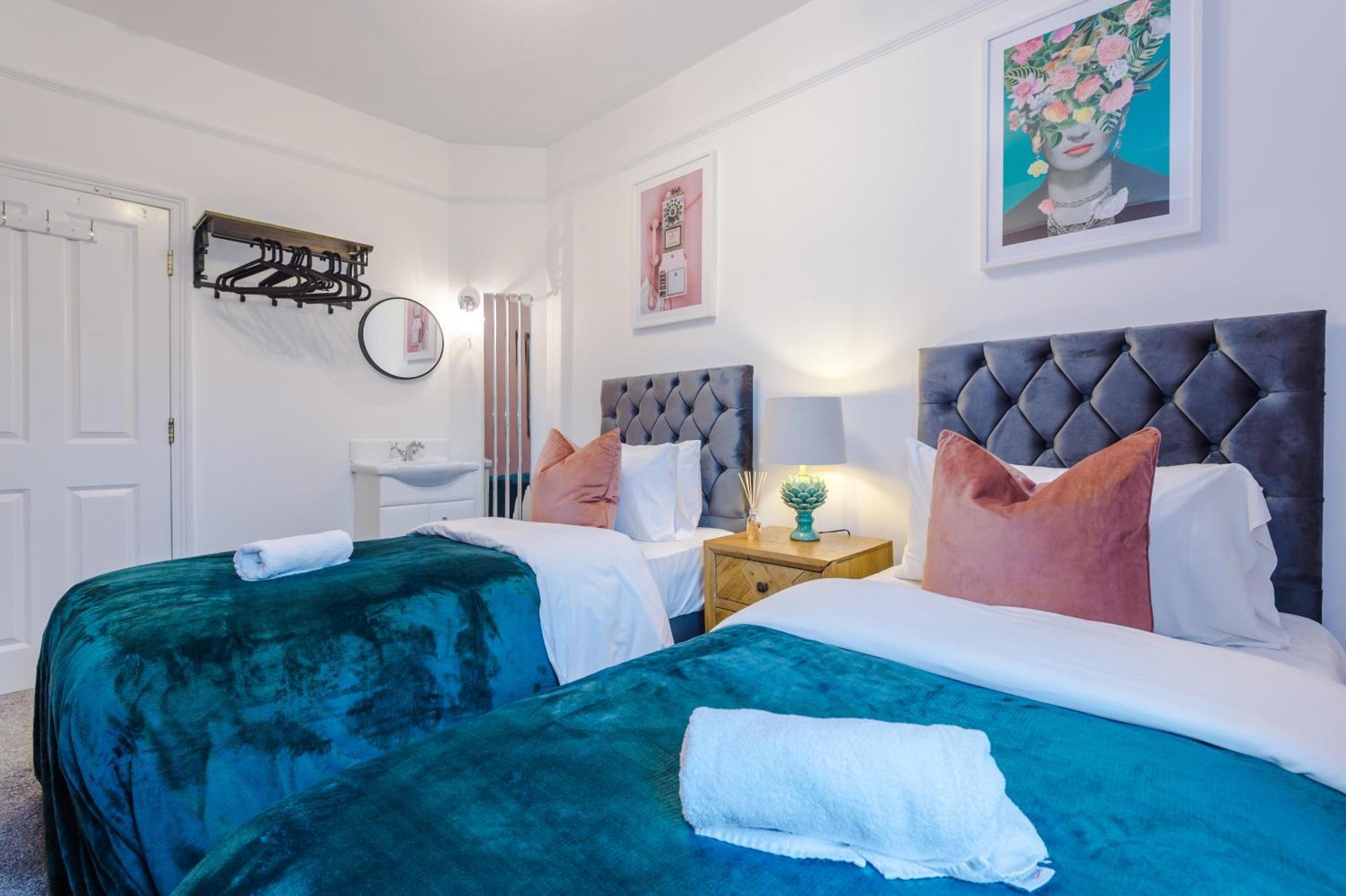 Incredible - Five Bedroom - 7 Actual Beds - 6 Bathroom House By Purestay - Central Bath With Parking Bagian luar foto