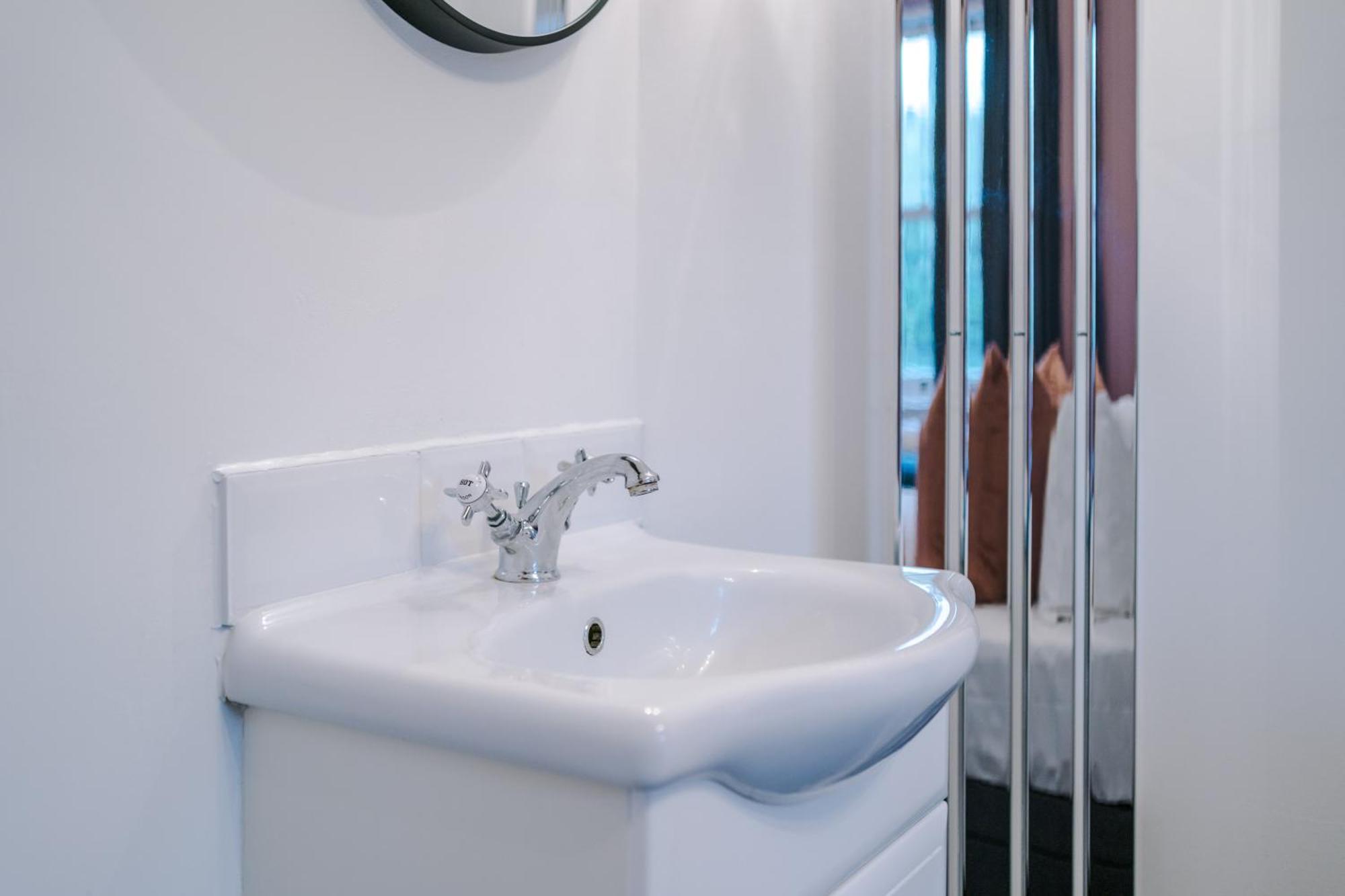 Incredible - Five Bedroom - 7 Actual Beds - 6 Bathroom House By Purestay - Central Bath With Parking Bagian luar foto